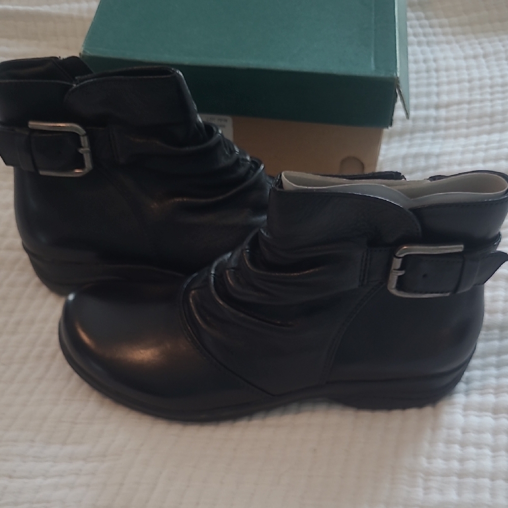 Clarks Black Ankle Boots Sleek Leather Design